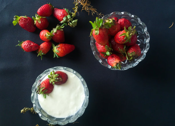 草莓和酸奶的健康早餐图片下载