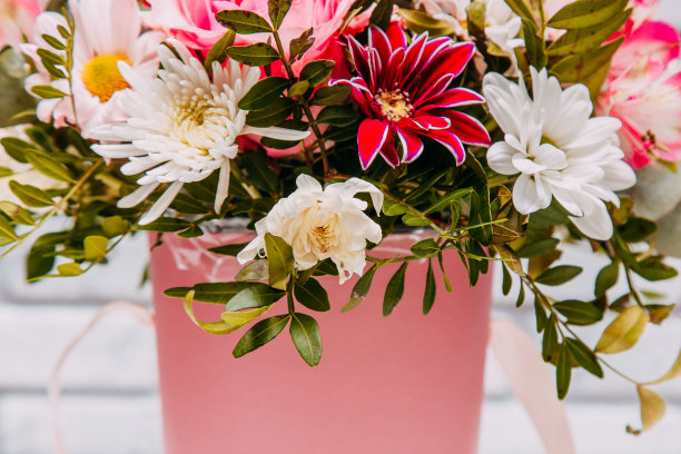 精致的花束不同的粉红色包装。广场的特写照片图片下载