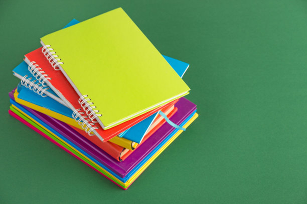 一堆彩色的书和笔记本图片下载