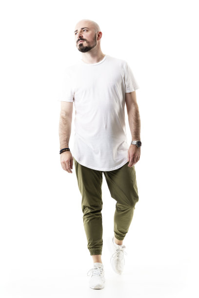 酷，自信，剃胡须，时髦的年轻人走着，看着别处图片下载