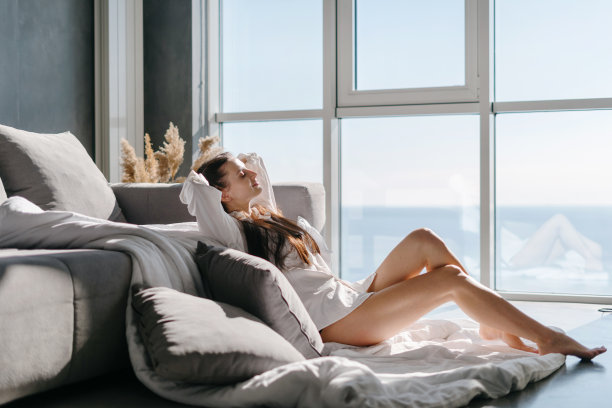 年轻平静的女人在家里度过了一个上午图片下载