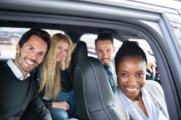 多种族朋友坐在车里的肖像图片下载