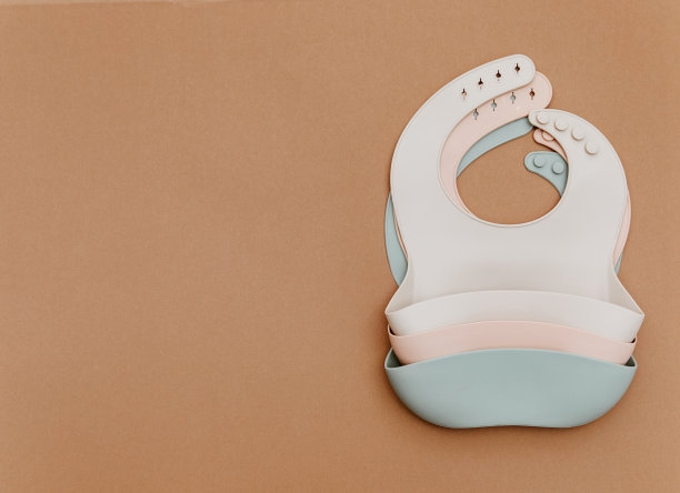 婴儿用硅胶围兜。第一个婴儿食品概念，为孩子提供食品图片下载