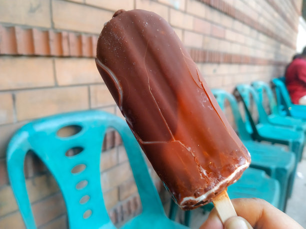 近距离熔化美味巧克力棒冰淇淋图片下载