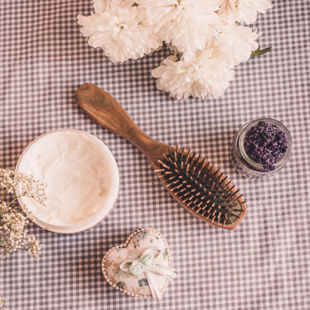 自然水疗为女人设置。头发护理,纵容。檀香木梳子，乳液，睡眠面膜。平躺摄影，俯视图，木制背景图片下载