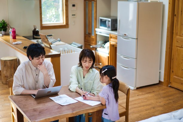 远程工作的成年人和呆在家里的孩子图片下载