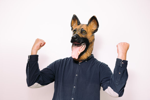 戴着狗面具的人做出获胜的手势图片下载