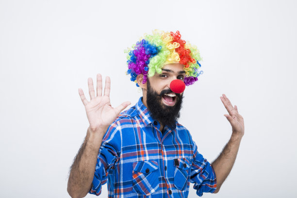 年轻的胡子男子肖像:-库存照片图片下载