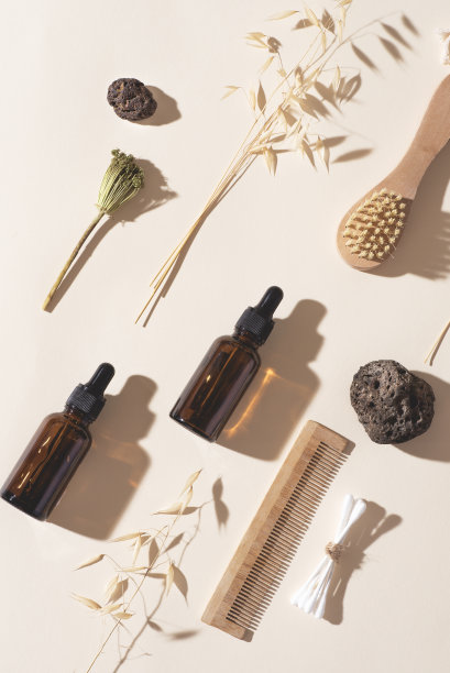 天然化妆品米色产品背景。精华油和美容护肤，零浪费，环保浴室和水疗配件，火山香薰石和干燥草药，趋势阴影图片下载