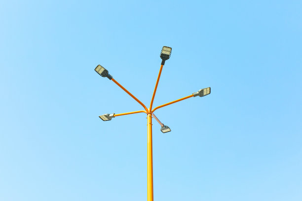 带LED灯的五尖户外街桅区照明杆。现代照明灯具的概念与复制空间。图片下载