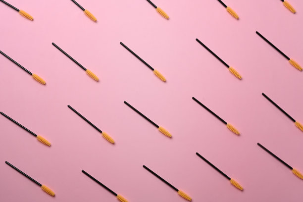 眉毛和睫毛刷上粉彩背景。图片下载