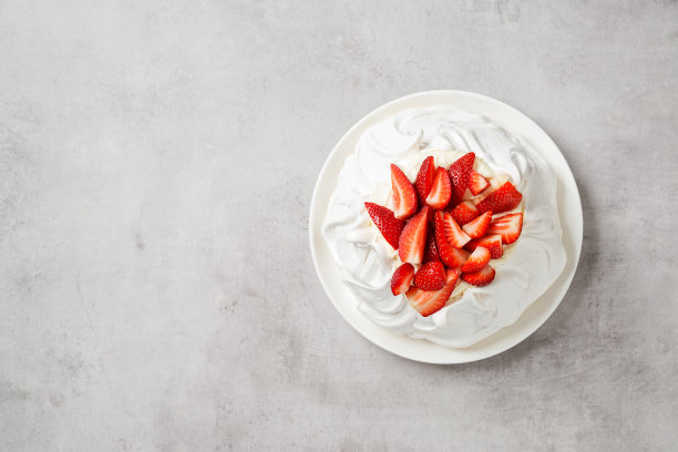 “巴芙洛娃”配新鲜草莓和鲜奶干酪奶油图片下载