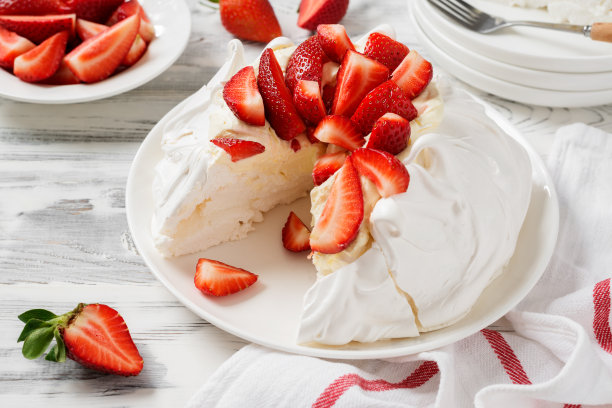 “巴芙洛娃”配新鲜草莓和鲜奶干酪奶油图片下载