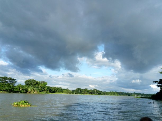 河上的乌云图片下载