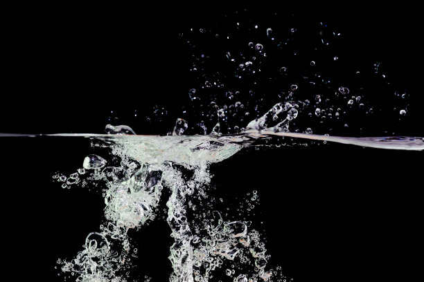 气泡在水中以黑色为背景，放置在文字下面图片下载