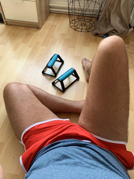 享受在家锻炼。图片下载