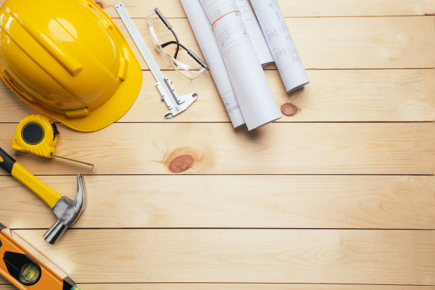 安全工作。标准施工现场防护设备以俯视图木为背景，平铺，复制空间，安全第一的理念。图片下载