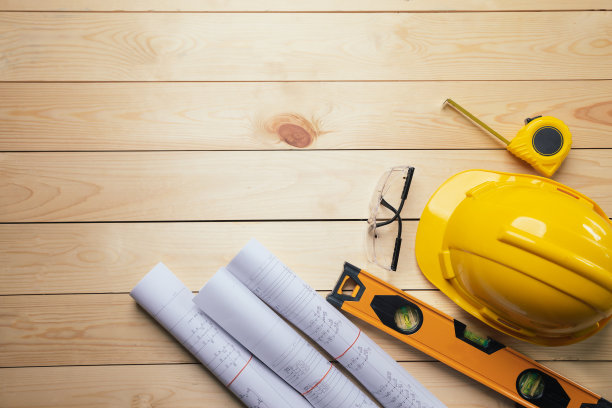 安全工作。标准施工现场防护设备以俯视图木为背景，平铺，复制空间，安全第一的理念。图片下载