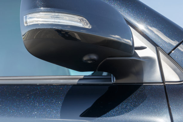 集成led转向信号的右侧可折叠镜。360相机。黑色金属油漆。新的汽车技术停车辅助。特写照片。全面的视图系统图片下载