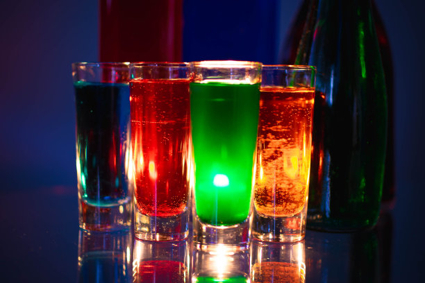 液体颜色在瓶子上有各种颜色的背景。光的效果。用作背景、广告、装饰或壁纸。图片下载