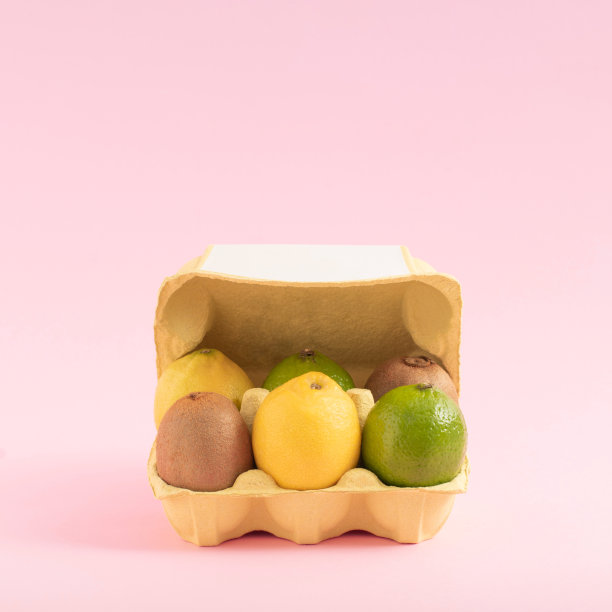 创意素食的想法与新鲜热带水果鸡蛋包装，以柔和的粉红色背景。简约的夏季健康饮食理念，现代饮食理念。图片下载