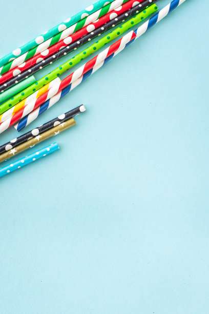 纸吸管五彩条纹斑点状吸管分散平铺有用的生态鸡尾酒或果汁，柠檬水可用可生物降解的桌子上概念派对健康餐复制空间的食物背景图片下载