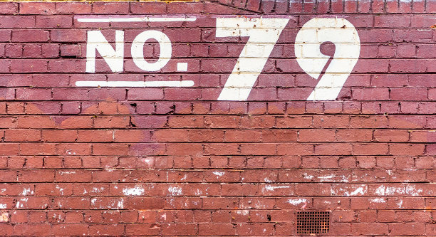 “79”这个数字被印在一堵砖墙上图片下载