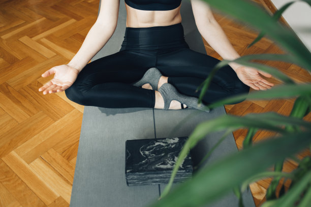 匿名女运动员锻炼后在地板上冥想图片下载