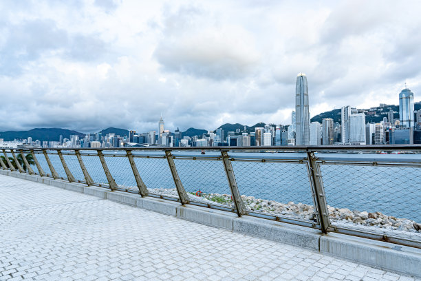 黄昏时分，香港维多利亚港的海滨长廊图片下载