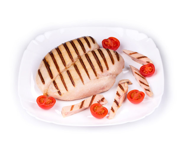 烤鸡片和切片放在盘子里。图片下载