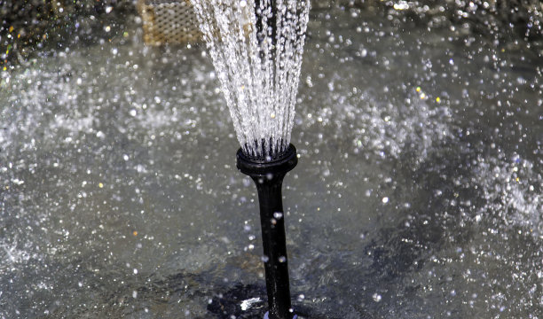 从喷泉里流出的水图片下载