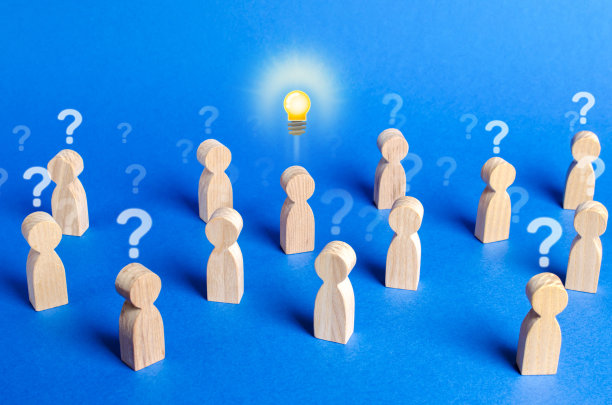 一群带着问号的人和一个有想法的人。消除一切猜测和怀疑。领导能力和新想法的产生者。个人观点。主动性，对他人的信念，独创性图片下载