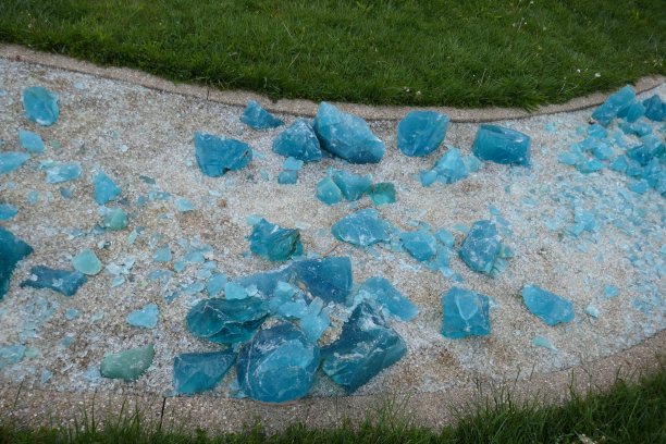 地上有蓝色玻璃碎片图片下载