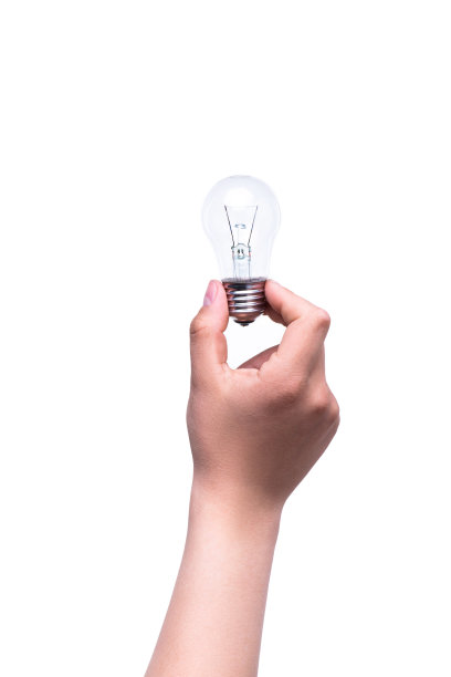 一名男子的手拿着一个灯泡，手指孤立在白色背景上。节能概念图片下载