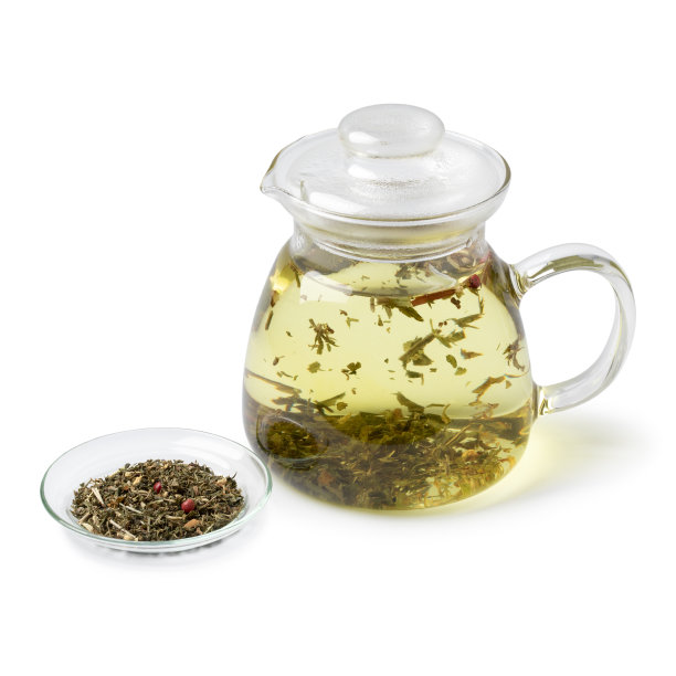 玻璃茶壶与健康的草药茶混合在白色的背景图片下载