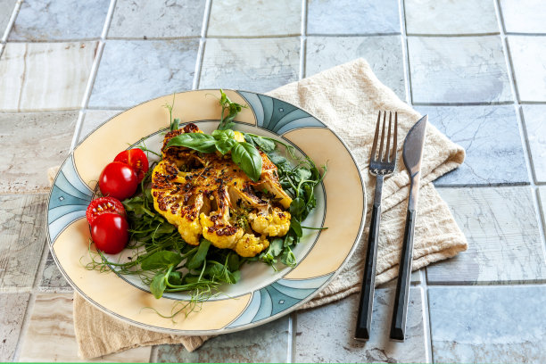 素菜牛排，由新鲜花椰菜与调味料及蔬菜烤制而成图片下载