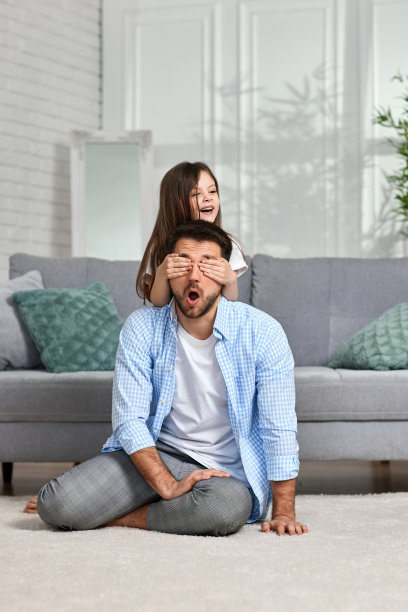 快乐的小女孩闭上眼睛拥抱她的父亲图片下载