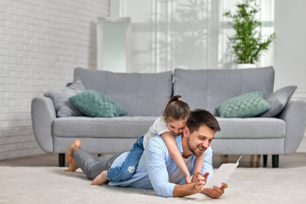 女儿祝贺父亲并给了他一张明信片。图片下载