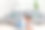 女儿祝贺父亲并给了他一张明信片。图片下载