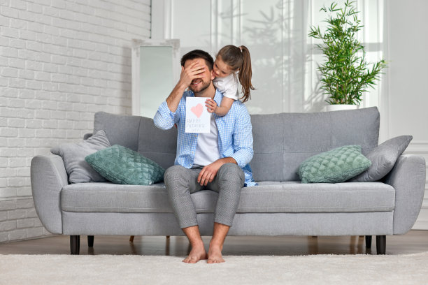 女儿祝贺父亲并给了他一张明信片。图片下载