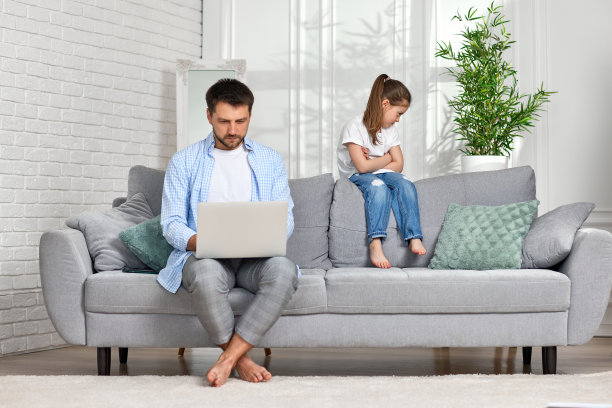 在他工作的时候得罪了女儿和父亲图片下载