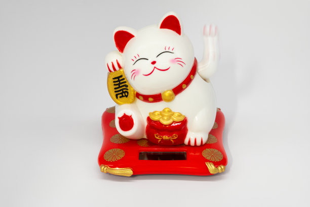 传统的日本猫玩具正在努力挥舞着他们的手。图片下载