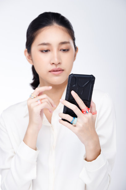 亚洲泰国女孩穿白色衬衫在白色的背景图片下载