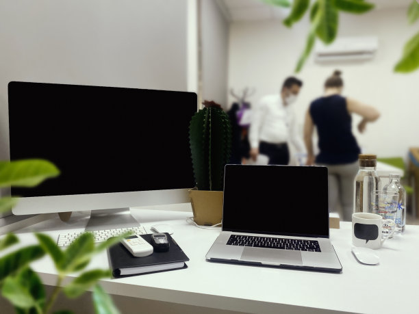 简单的家庭办公室设置一个桌子和笔记本电脑图片下载