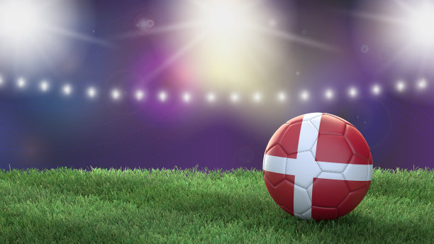 在一个明亮模糊的体育场背景上的国旗颜色的足球。丹麦。图片下载