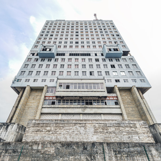 加里宁格勒的苏维埃之家，一座苏维埃现代主义建筑风格的废弃建筑图片下载