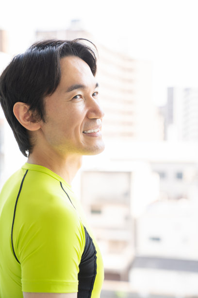 从事体育运动的中年男子图片下载