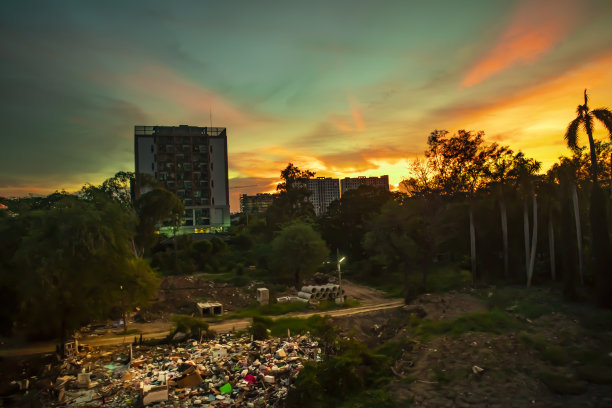 垃圾在城市与日落图片下载