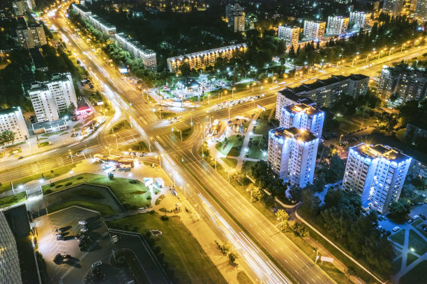 夜间大路口的汽车交通。汽车灯光和城市灯光。无人机鸟瞰图图片下载