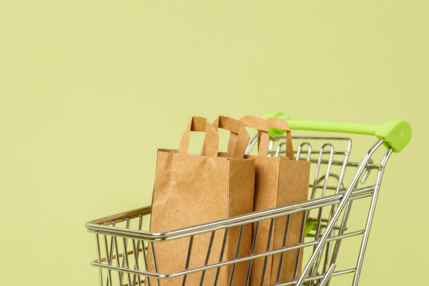 纸购物袋与手推车，手推车。生态送餐理念。通过电话下单，特写图片下载